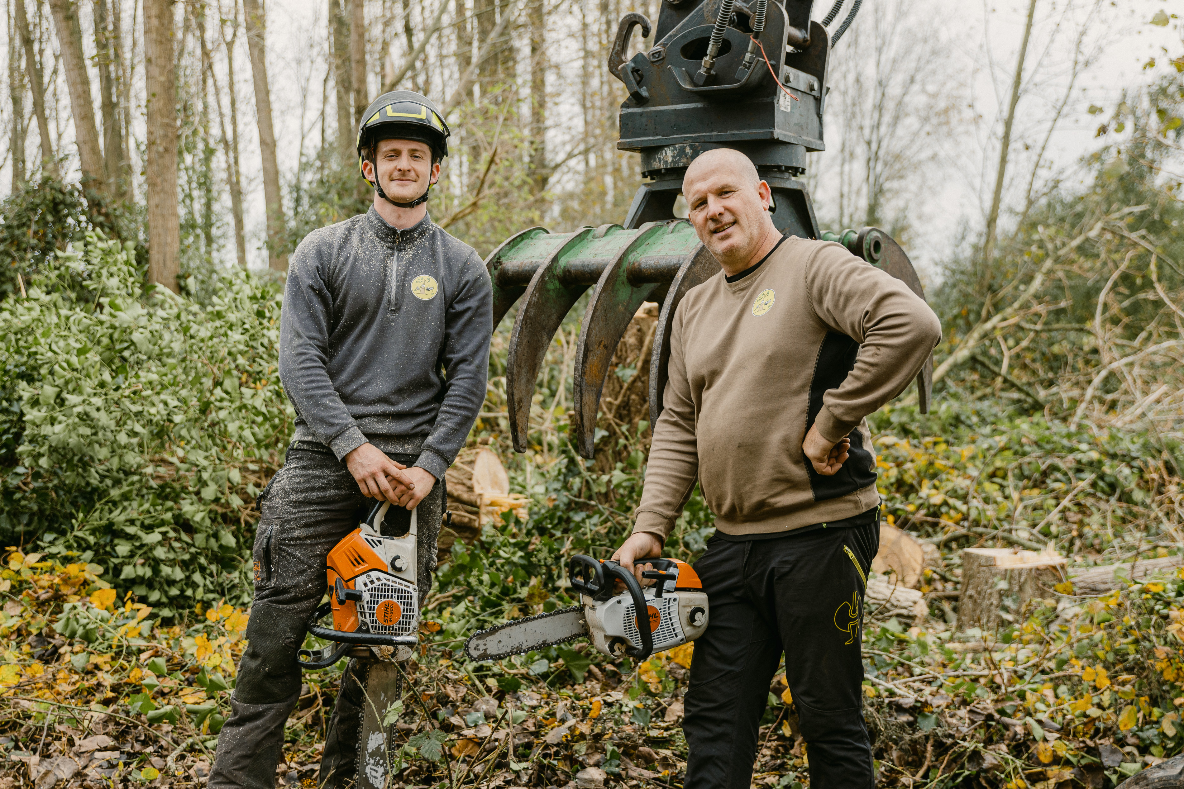Johan en Jos Bruyninx met kettingzagen — De Boomverzorger familiebedrijf