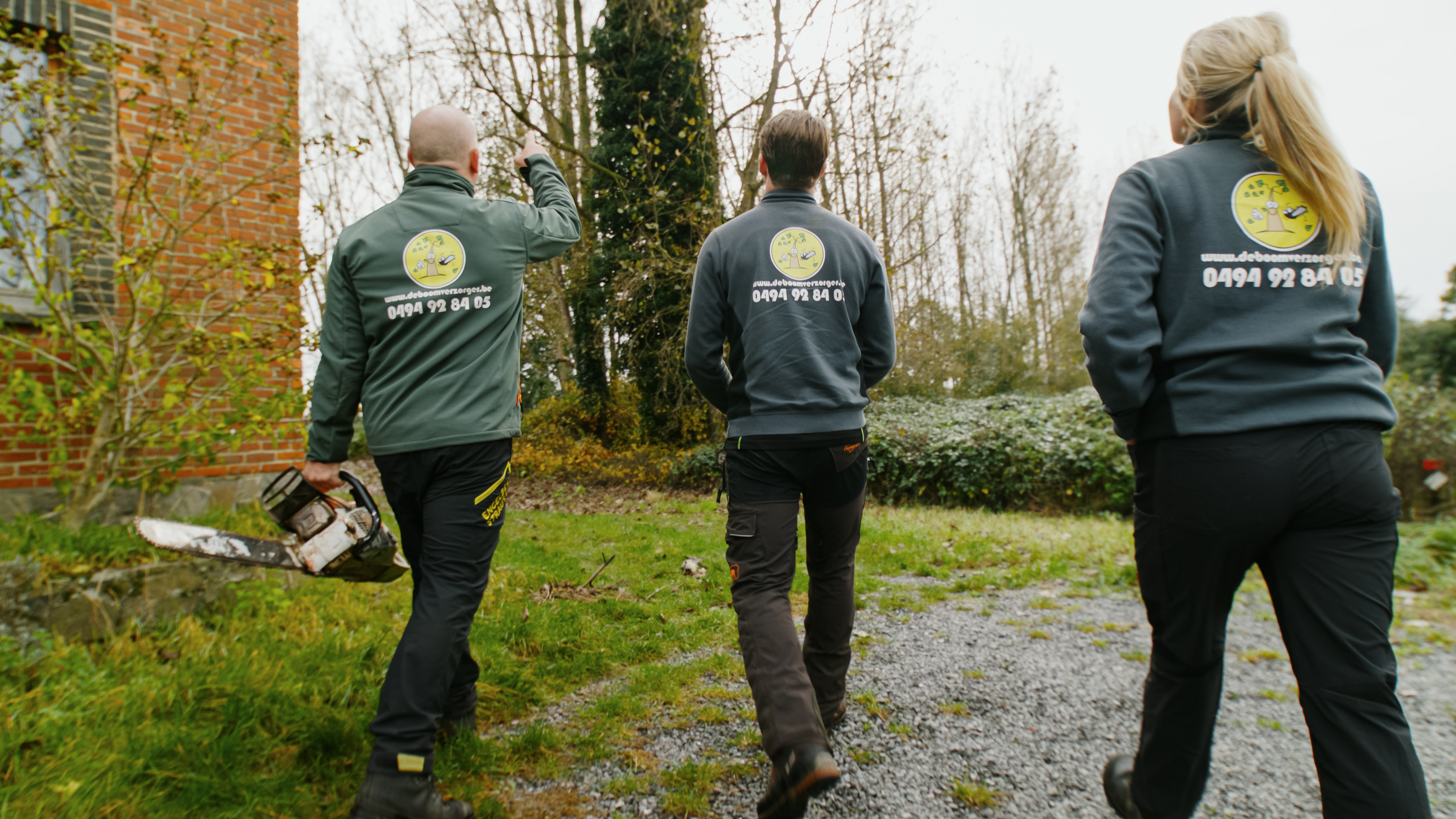 Team De Boomverzorger inspecteert boom bij residentiële woning
