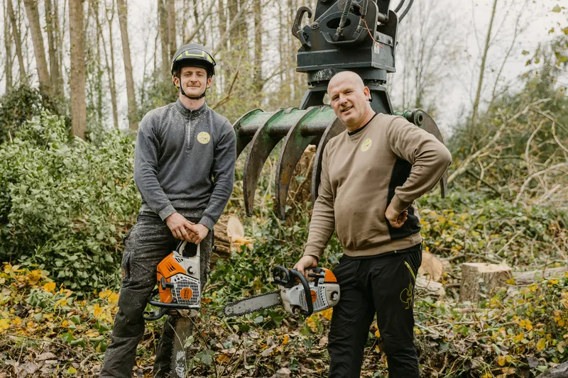 Johan en Jos Bruyninx met kettingzagen, het familiebedrijf De Boomverzorger